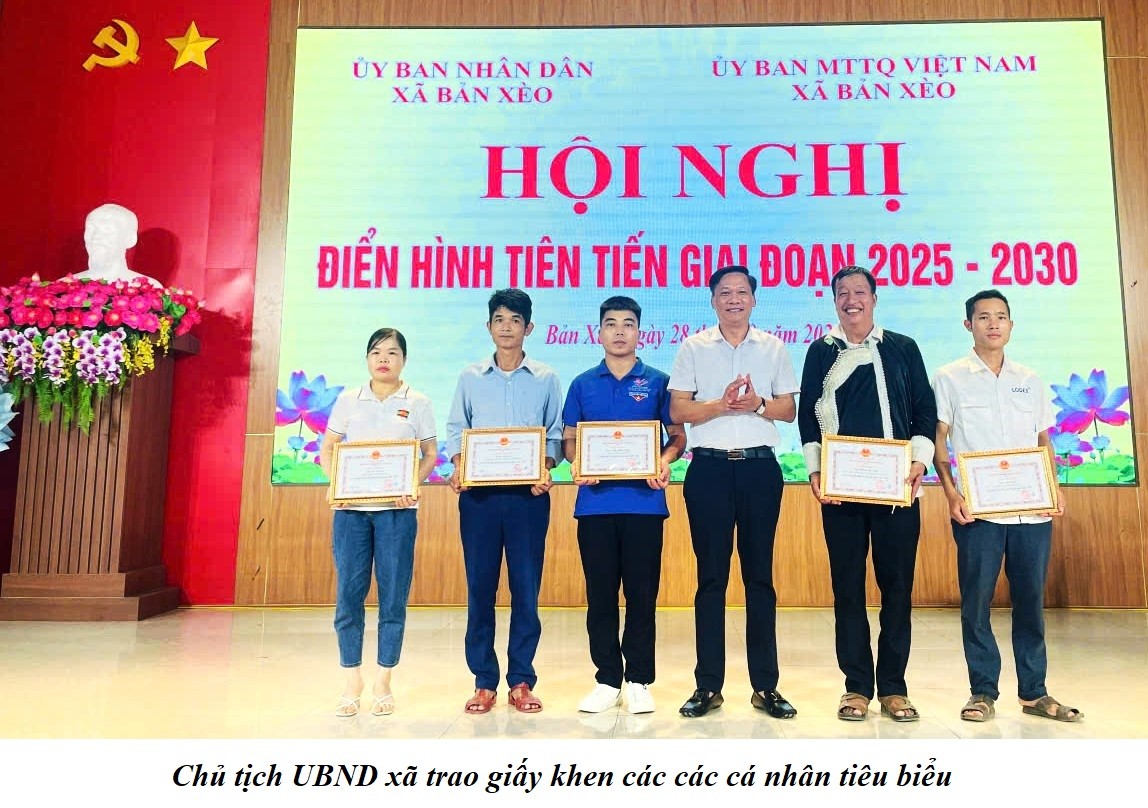 Bản Xèo: Tuyên dương 3 tập thể, 5 cá nhân điển hình giai đoạn 2025 – 2030 9 Chủ tịch UBND xã trao giấy khen cho các cá nhân tiêu biểu. (Ảnh truyền thông khu vực Bát Xát)