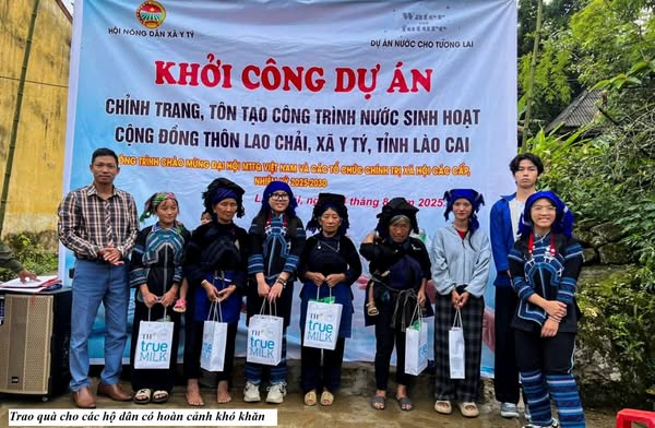 Trao quà cho các hộ dân có hoàn cảnh khó khăn. (Ảnh truyền thông khu vực Bát Xát)