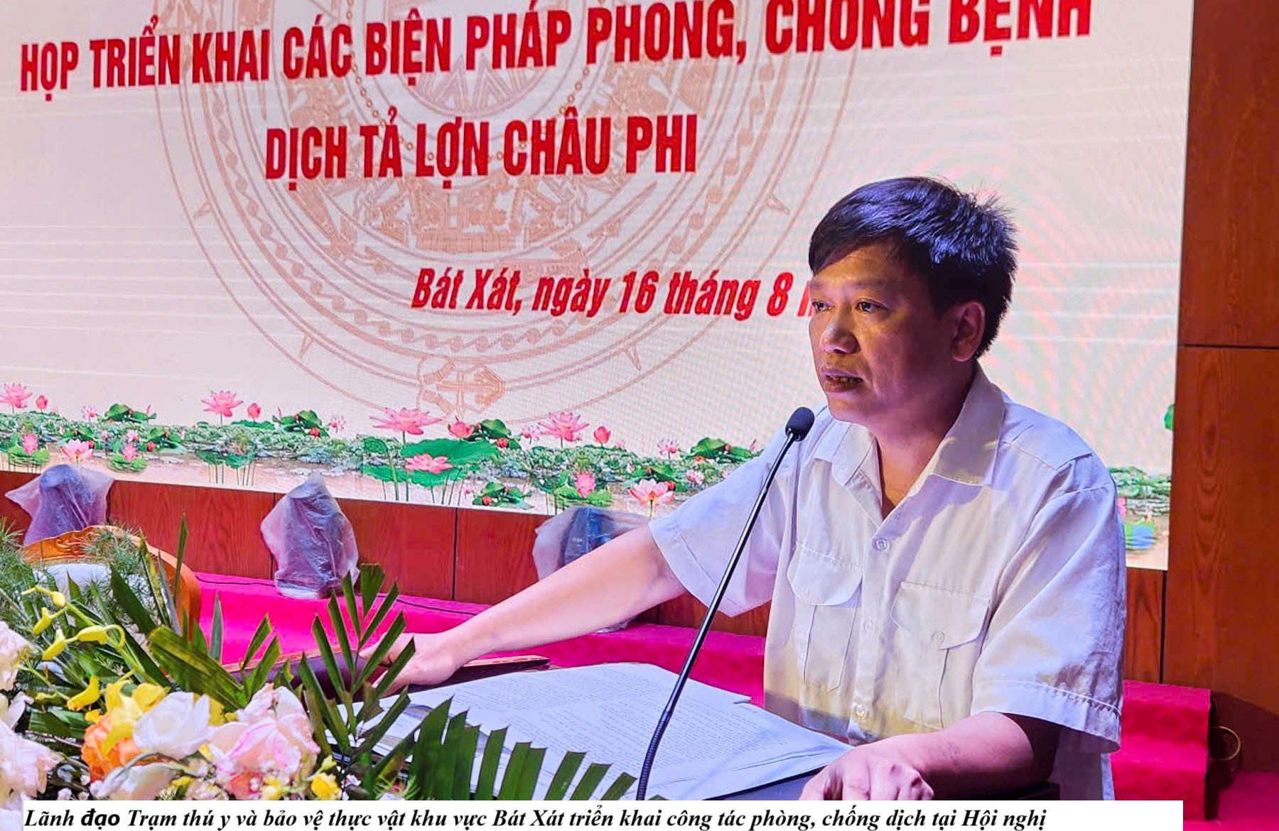 Lãnh đạo Trạm thú y và bảo vệ thực vật khu vực Bát Xát triển khai công tác phòng, chống dịch tại Hội nghị. (Ảnh Truyền Thông Khu Vực Bát Xát)