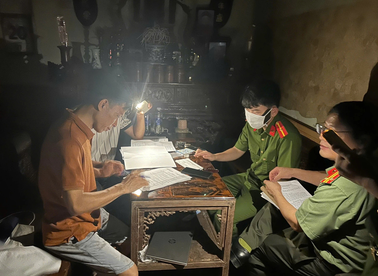 Làm việc với cơ quan chức năng, ông Hoàng Văn Kiểm không xuất trình được giấy tờ chứng minh nguồn gốc của số thịt lợn trên