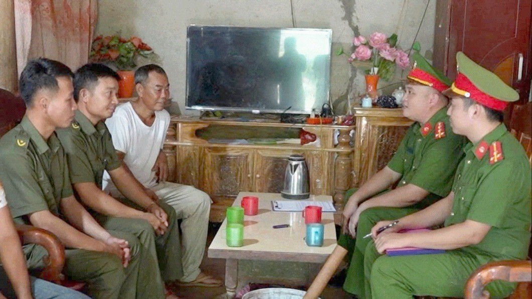 Lực lượng Công an xã đến các hộ gia đình tuyên truyền, vận động ( ảnh CTTĐT công an tỉnh Lào Cai )