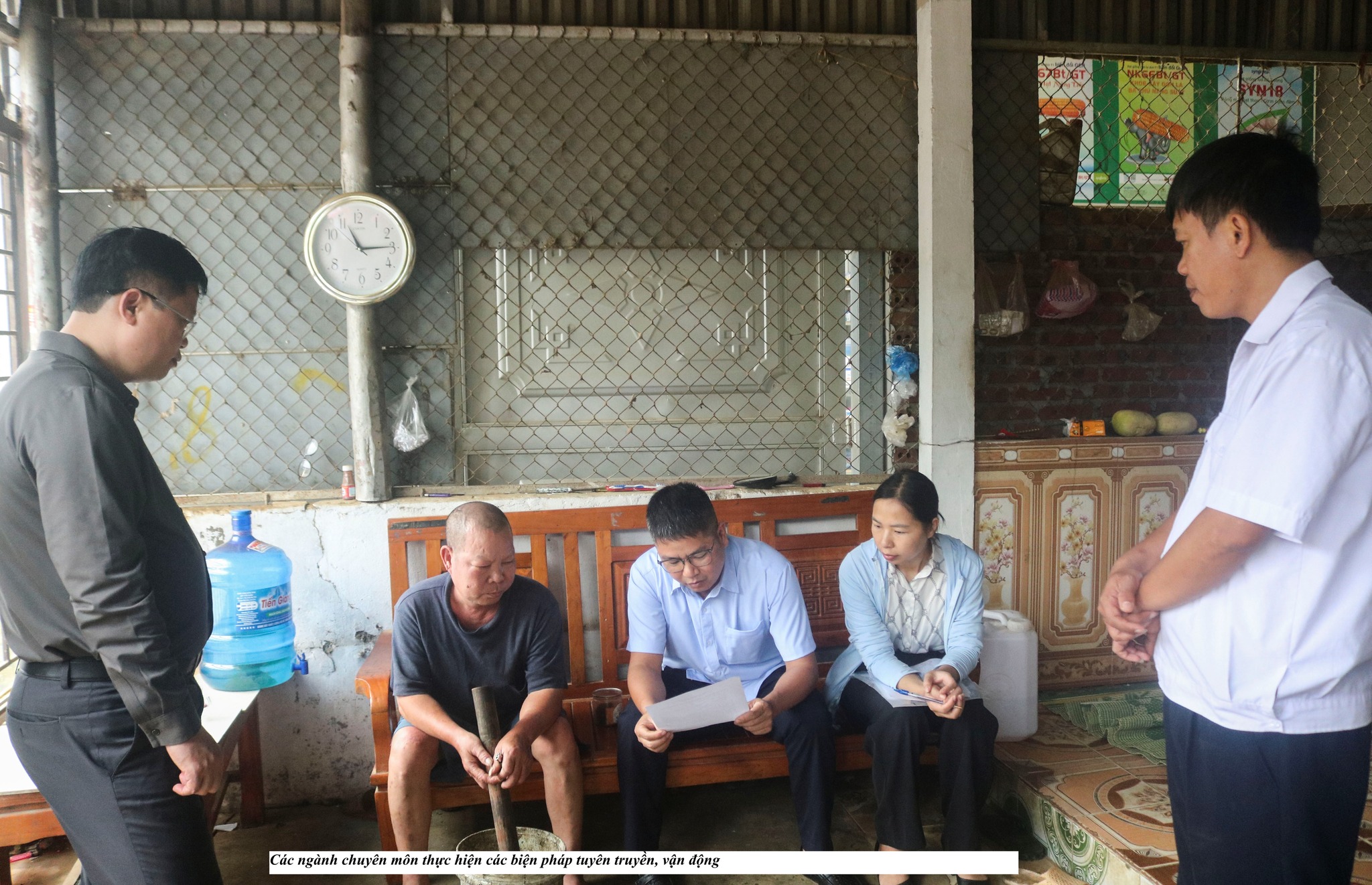 Các ngành chuyên môn thực hiện các biện pháo tuyên truyền, vận động. (Ảnh truyền thông khu vực Bát Xát)