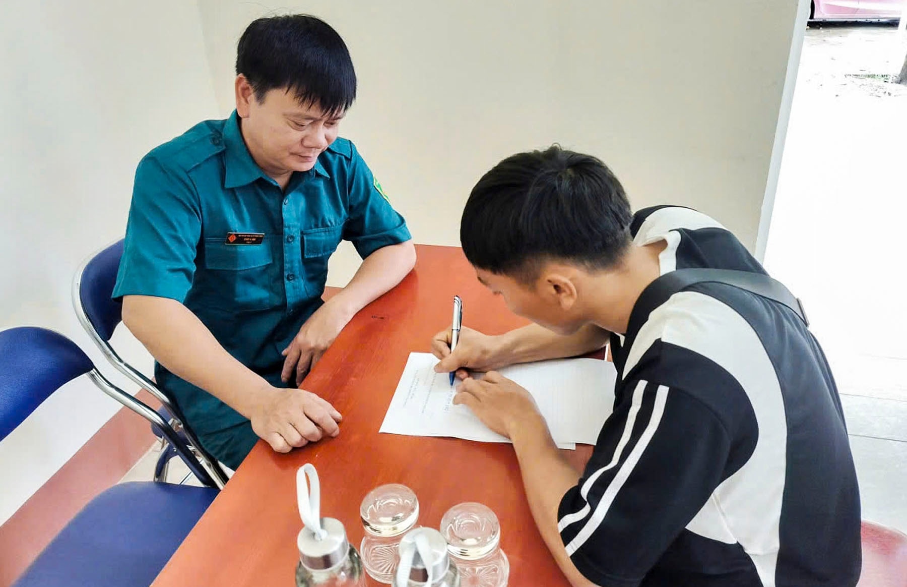 Thanh niên xã Trịnh Tường tình nguyện viết đơn nhập ngũ năm 2026 1 Thanh niên xã Trịnh Tường nộp đơn tình nguyện nhập ngũ năm 2026. (Ảnh truyền thông khu vực Bát Xát)