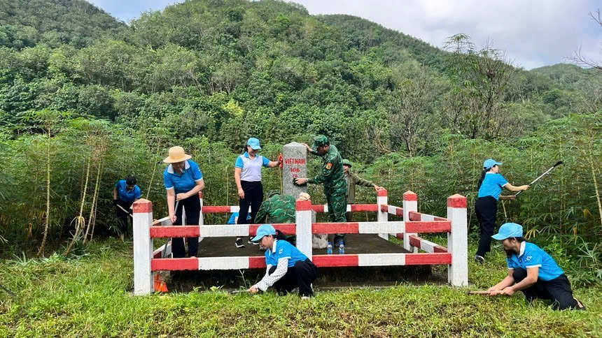 Phụ nữ phường Lào Cai chung sức cùng Bộ đội Biên phòng làm đẹp đường biên, giữ gìn cột mốc chủ quyền 2 Hội LHPN phường Lào Cai phối hợp với BĐBP phát dọn xung quanh cột mốc và vệ sinh cột mốc 106. (Ảnh Phụ Nữ Việt Nam)