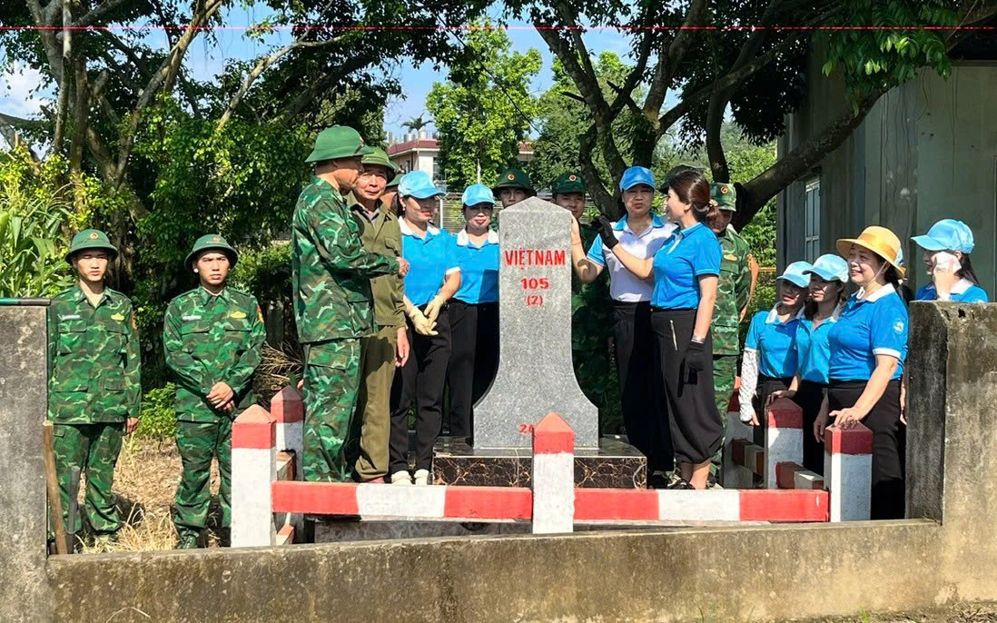 Phụ nữ phường Lào Cai chung sức cùng Bộ đội Biên phòng làm đẹp đường biên, giữ gìn cột mốc chủ quyền 1 Cán bộ Đồn Biên phòng giới thiệu cho chị em phụ nữ về đường biên cột mốc. (Ảnh Phụ Nữ Việt Nam)