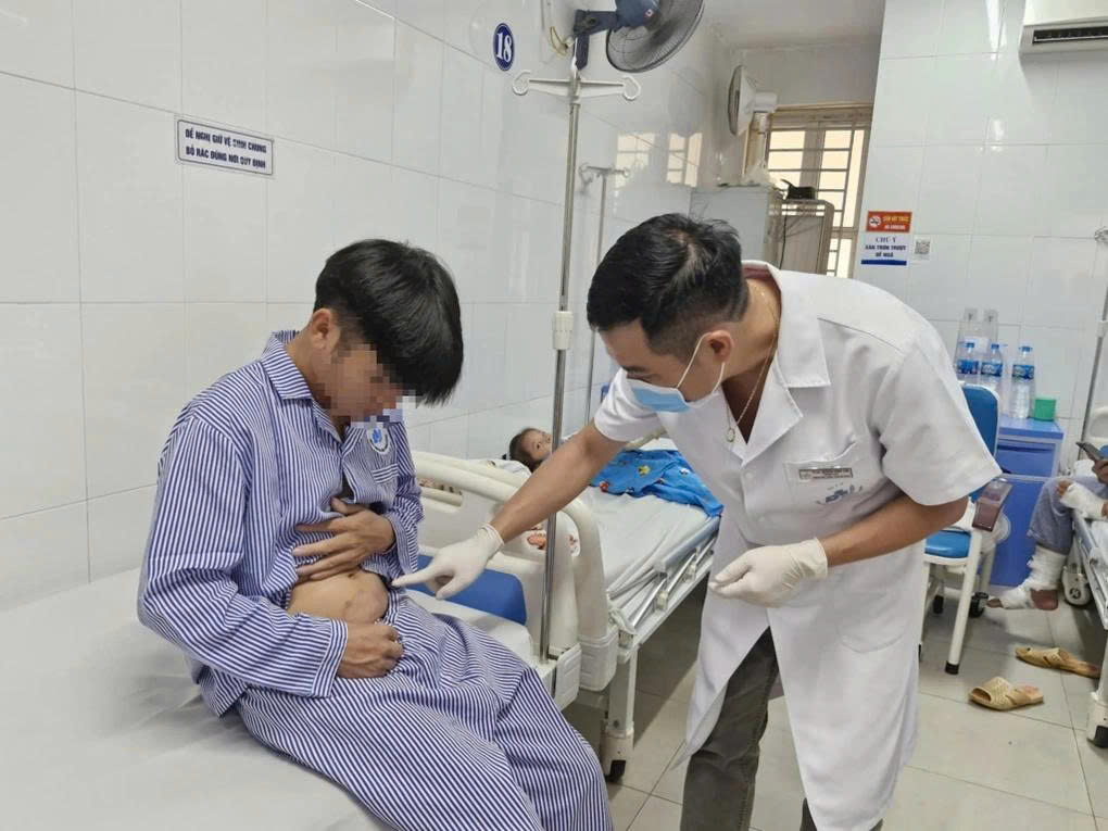 Từ vết chấm nhỏ đổi màu vùng thắt lưng, nam thanh niên được phát hiện mắc bệnh phong (Ảnh: Mai Hương).