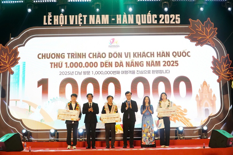 Đà Nẵng đón vị khách thứ 1 triệu trong năm 2025 - Ảnh: VGP/Lưu Hương
