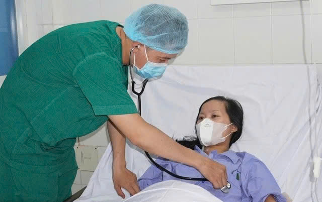 Kíp bác sĩ Bệnh viện Đa khoa Trung ương Cần Thơ thực hiện lấy thận. Ảnh: BVCC