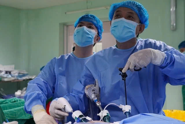 Kíp bác sĩ Bệnh viện Đa khoa Trung ương Cần Thơ thực hiện lấy thận. Ảnh: BVCC