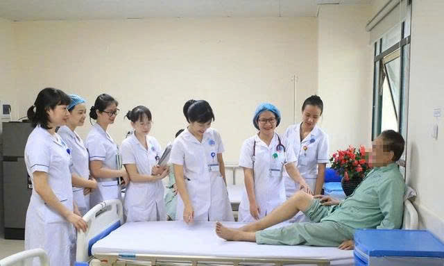 TS.BS Nguyễn Thị Hoa - Trưởng khoa Cơ xương khớp, Bệnh viện Hữu Nghị thăm khám cho bệnh nhân.