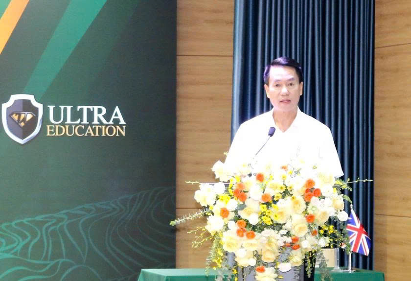 Ông Luyện Hữu Chung - Phó Giám đốc Sở Giáo dục và Đào tạo tỉnh Lào Cai phát biểu tại buổi lễ. Ảnh: Thảo Châu