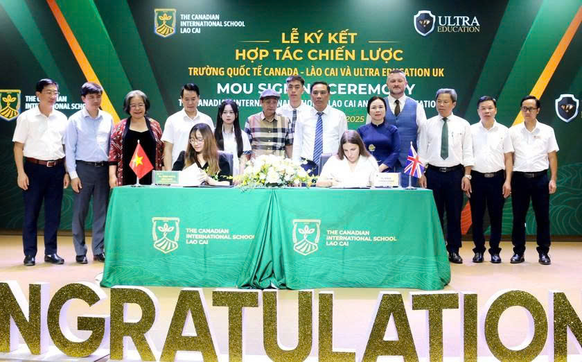 Đại diện CIS Lào Cai và Ultra Education ký kết hợp tác Chương trình giáo dục khởi nghiệp cho học sinh phổ thông từ lớp 1 đến lớp 12 tại Trường quốc tế Canada Lào Cai. Ảnh: Thảo Châu