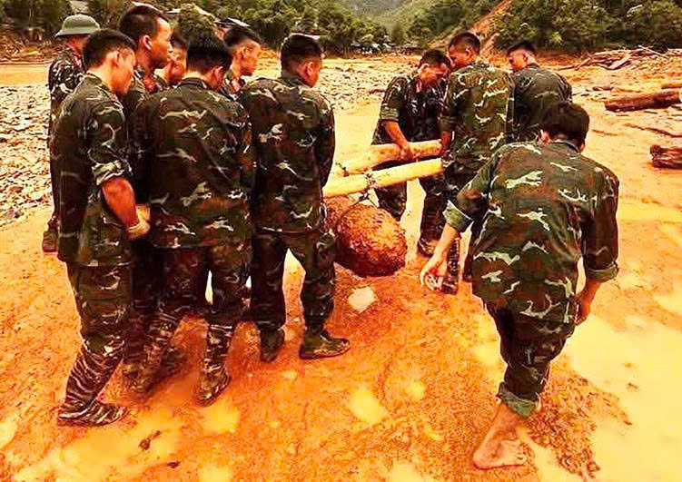 Quả bom nặng khoảng 350kg đã được vận chuyển an toàn đến khu vực chờ hủy nổ.
