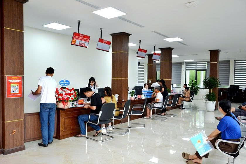 Lào Cai tăng cường 50 cán bộ cấp tỉnh về công tác tại cấp xã 2 Trung tâm hành chính công phường Lào Cai. Ảnh: Quốc Hồng