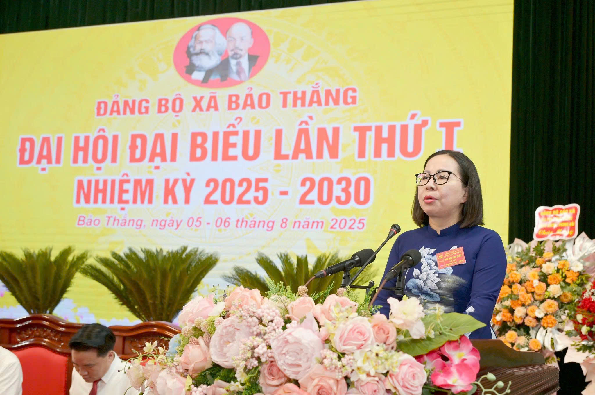 Xã Bảo Thắng hướng đến mục tiêu phát triển toàn diện, vươn lên nhóm dẫn đầu tỉnh Lào Cai 1 Bà Lý Thị Vinh, Bí thư Đảng ủy xã Bảo Thắng phát biểu khai mạc Đại hội. (Ảnh Nguyễn Hải)