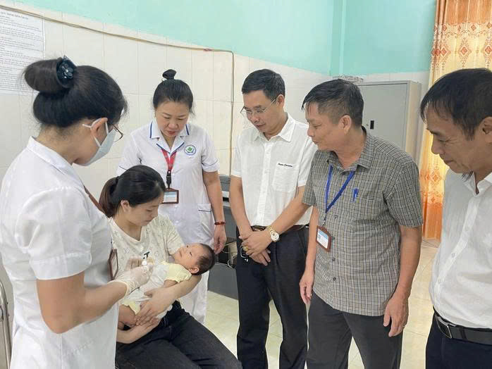 Trẻ từ 2 đến dưới 6 tháng tuổi được uống vắc-xin Rota miễn phí trên toàn quốc 1 Giám sát công tác uống vắc-xin Rota tại Lào Cai