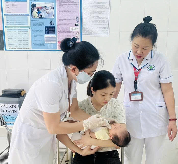 Trẻ từ 2 đến dưới 6 tháng tuổi được uống vắc-xin Rota miễn phí trên toàn quốc 2 Trẻ được uống miễn phí vắc-xin Rota phòng tiêu chảy cấp