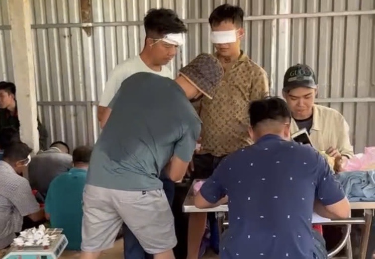 Triệt phá trường gà quy mô lớn, tạm giữ 51 đối tượng và hơn 200 triệu đồng tiền tang vật 2 Phòng Cảnh sát hình sự, Công an tỉnh Tây Ninh đang phân loại các con bạc để xác định đối tượng cầm đầu, vai trò của từng đối tượng.
