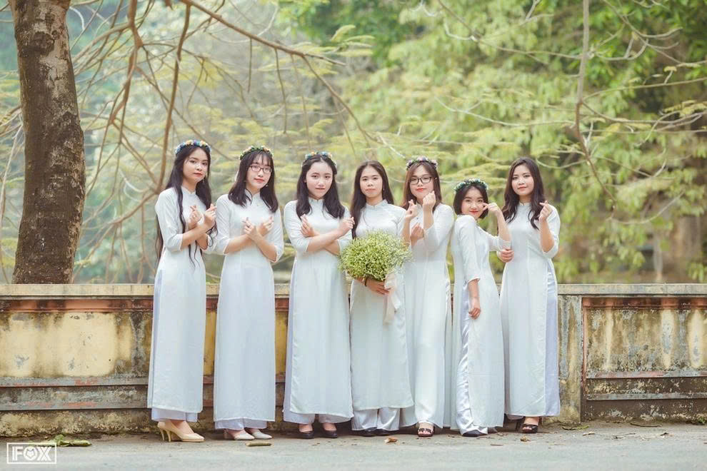 Ngô Thu Hà (thứ 3 từ trái sang) và các bạn cùng lớp phổ thông