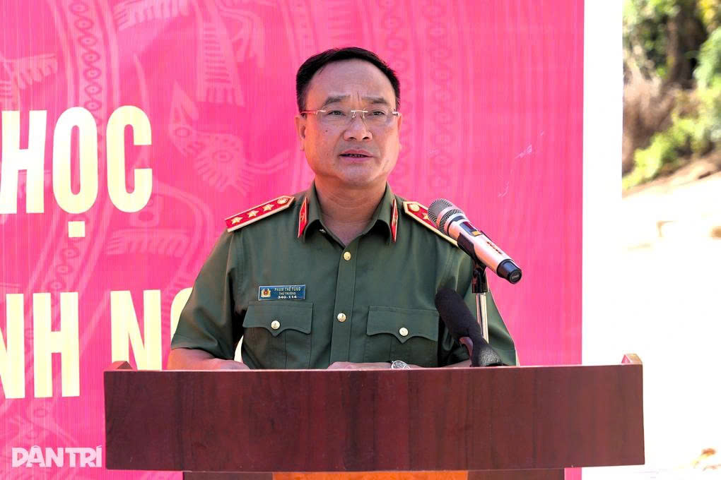 Nghệ An phát động chiến dịch 40 ngày dựng nhà, xây trường cho vùng lũ 1 Thượng tướng Phạm Thế Tùng, Thứ trưởng Bộ Công an phát biểu tại buổi lễ (Ảnh: Nguyễn Phê).