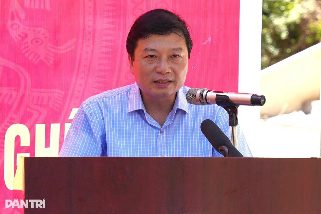 Nghệ An phát động chiến dịch 40 ngày dựng nhà, xây trường cho vùng lũ 2 Ông Lê Hồng Vinh, Chủ tịch UBND tỉnh Nghệ An phát biểu tại lễ phát động (Ảnh: Nguyễn Phê).