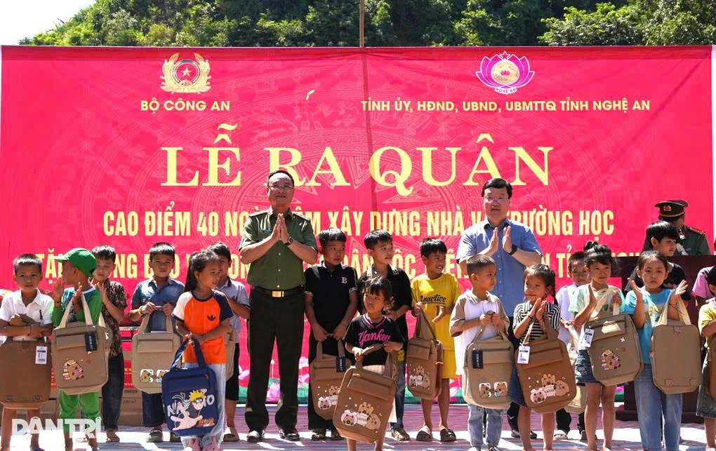 Nghệ An phát động chiến dịch 40 ngày dựng nhà, xây trường cho vùng lũ 3 Thượng tướng Phạm Thế Tùng và ông Nguyễn Đức Trung, Bí thư Tỉnh ủy Nghệ An trao quà tới các học sinh (Ảnh: Nguyễn Phê).