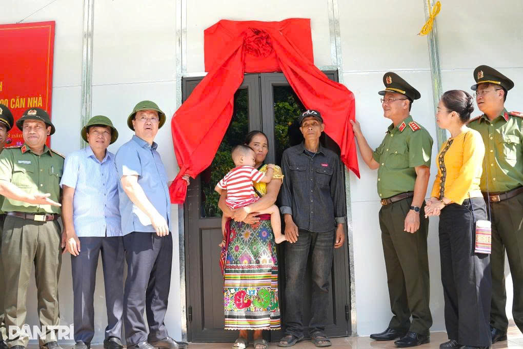 Nghệ An phát động chiến dịch 40 ngày dựng nhà, xây trường cho vùng lũ 4 Thượng tướng Phạm Thế Tùng trao căn nhà Bộ Công an tới hộ ông Lương Văn Bún, bản Xiềng Tắm (Ảnh: Nguyễn Phê).