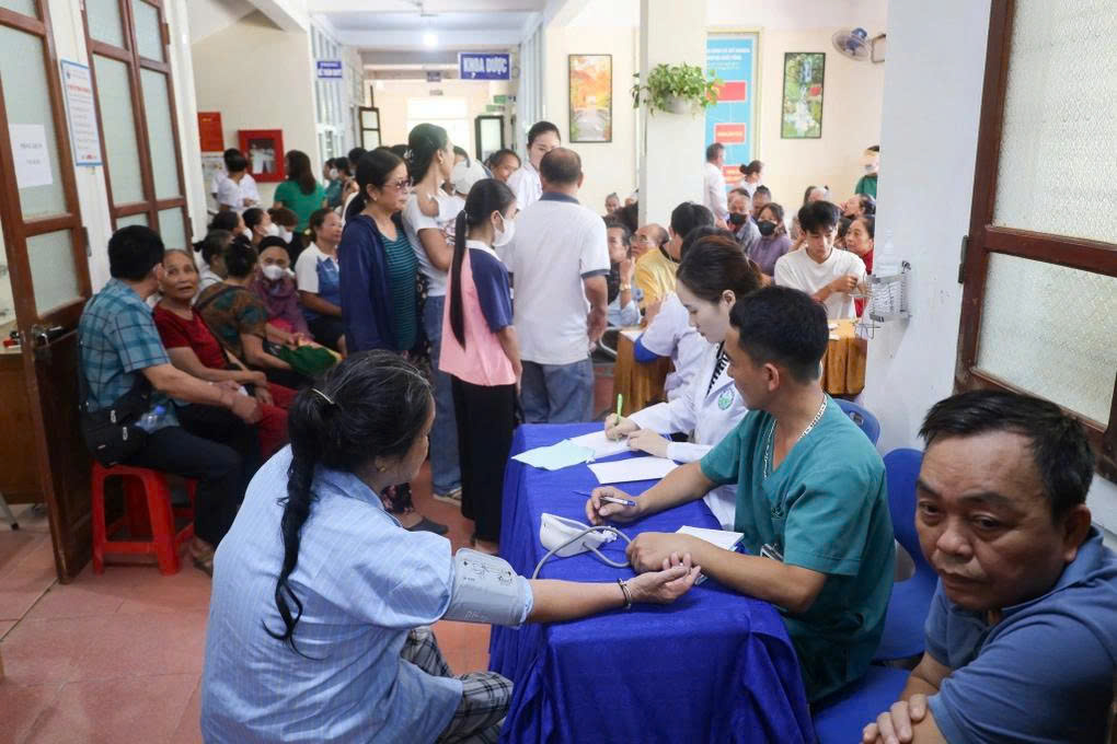 Nghệ An: Nhiều người dân vùng lũ mắc bệnh da liễu 1 Người dân vùng lũ Nghệ An được các bác sĩ ở TPHCM khám bệnh (Ảnh: BV).