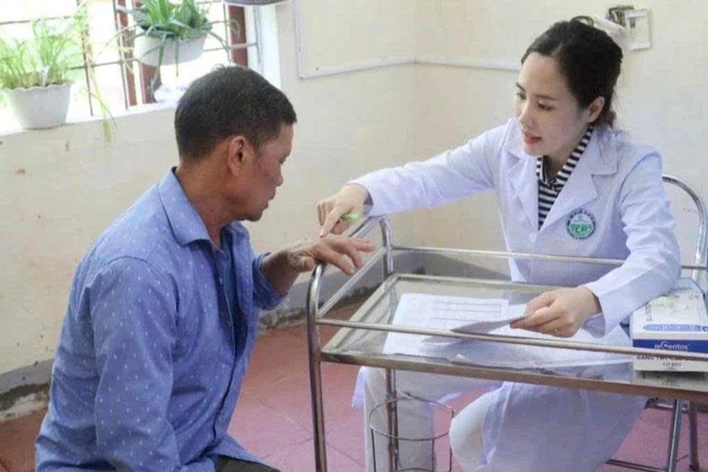 Nghệ An: Nhiều người dân vùng lũ mắc bệnh da liễu 2 Bác sĩ Bệnh viện Da Liễu TPHCM khám da cho người dân (Ảnh: BV).