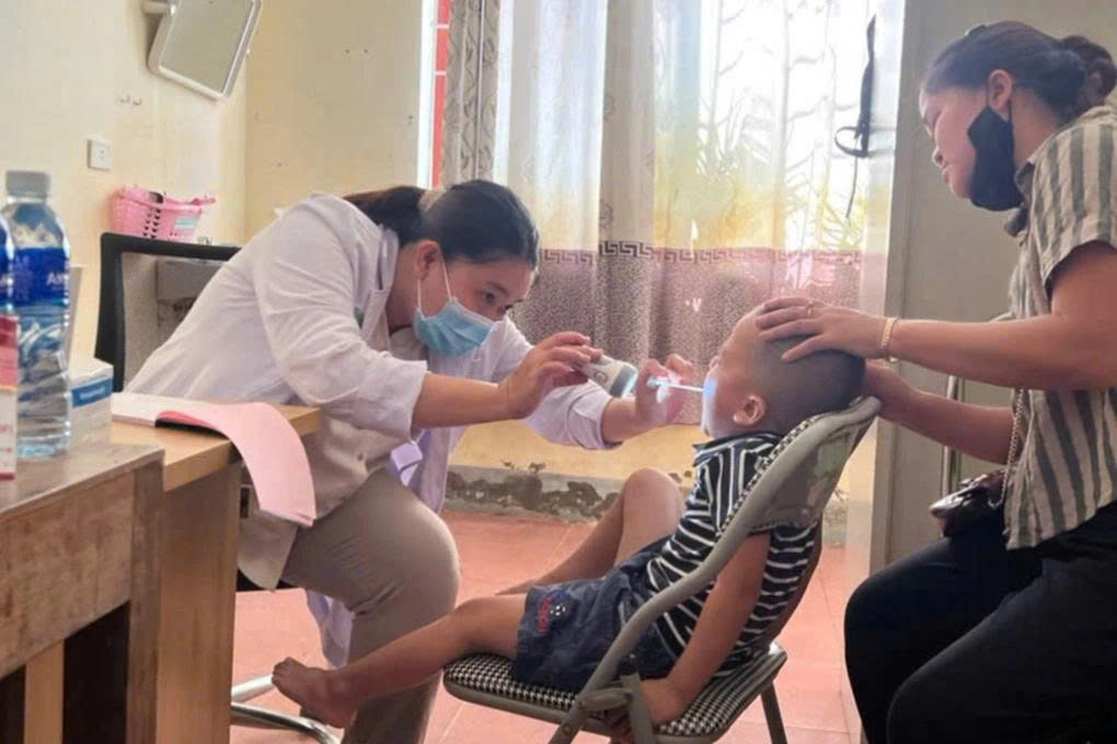 Nghệ An: Nhiều người dân vùng lũ mắc bệnh da liễu 3 Bác sĩ Bệnh viện Nhi đồng 2 kiểm tra sức khỏe cho trẻ (Ảnh: BV).