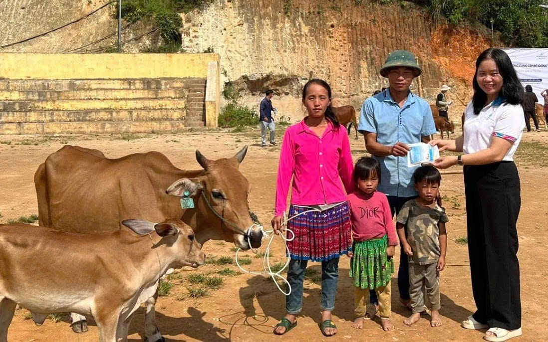 Bà Hà Thị Đóa, Phó Chủ tịch Hội LHPN tỉnh Lào Cai, trao hỗ trợ cho các hộ dân. (Ảnh Phụ Nữ Việt Nam)