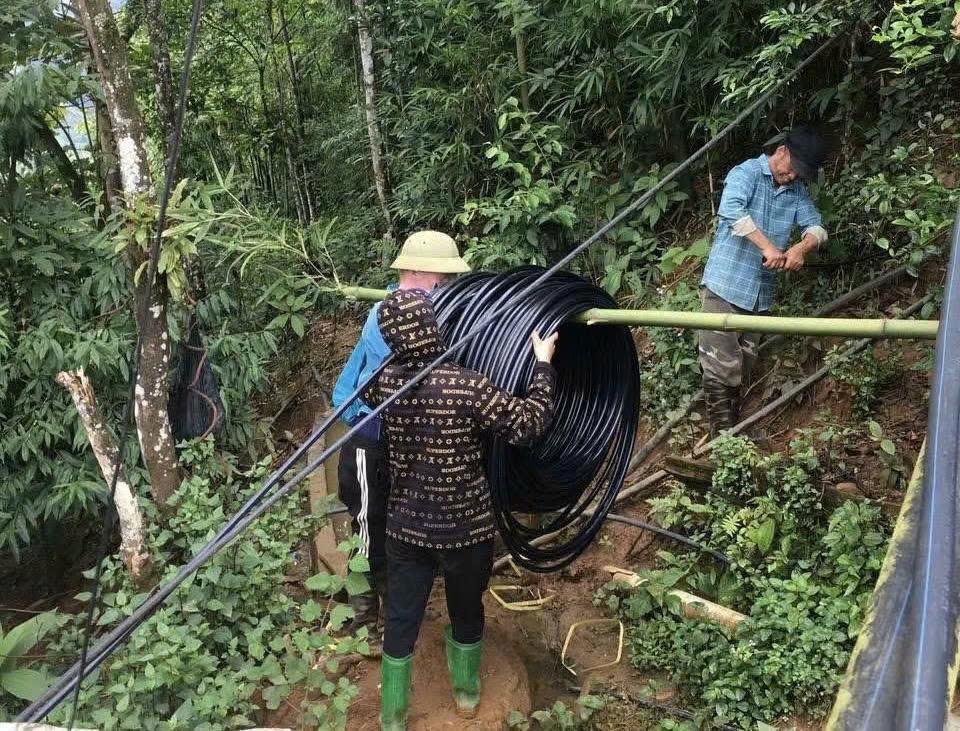 Mô hình “Nước sạch cùng em đến trường” tại điểm trường Chống Chùa có chiều dài đường nước hơn 3km. (Ảnh Nguyễn Hải)