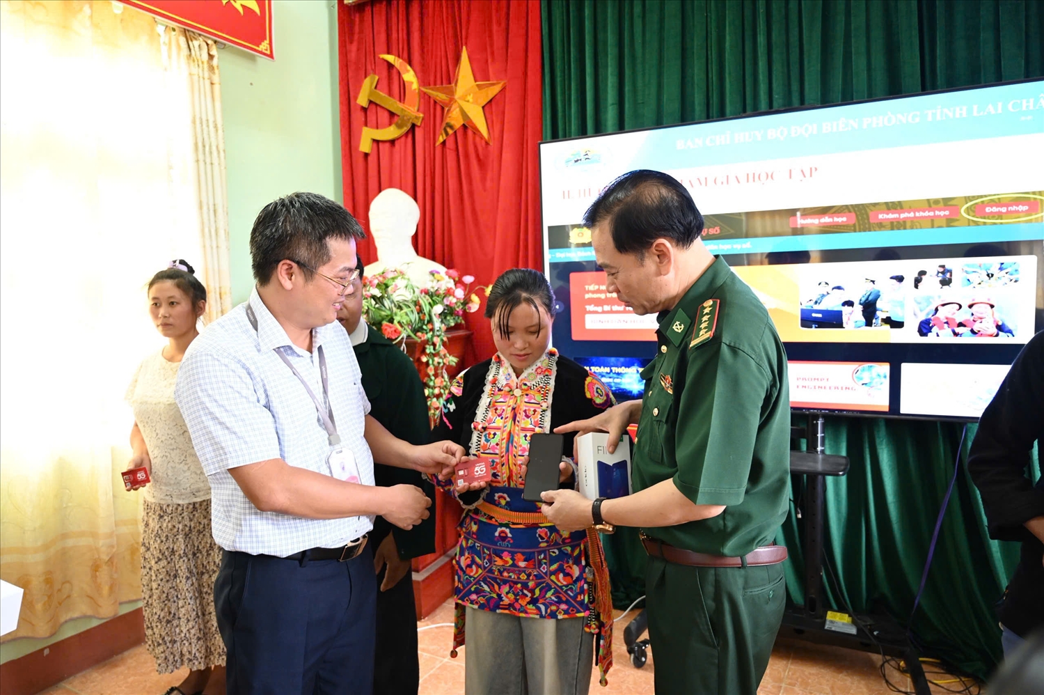 Chiến sĩ quân hàm xanh đưa công nghệ số đến với người dân vùng cao 3 Ở nơi vùng sâu, vùng xa, biên giới Lai Châu, công nghệ số tưởng chừng xa vời, nay đã và đang trở nên hiện thực và hữu ích nhờ sự kiên nhẫn và tận tụy của những người lính Biên phòng