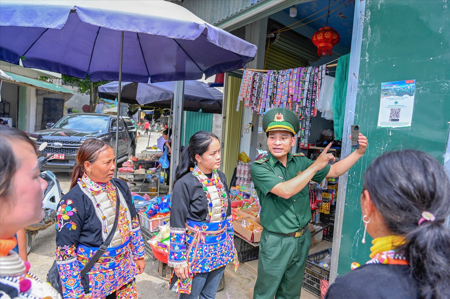Chiến sĩ quân hàm xanh đưa công nghệ số đến với người dân vùng cao 2 Thiếu tá Nguyễn Duy Khánh - Chính trị viên phó Đồn Biên phòng Vàng Ma Chải, BĐBP Lai Châu hướng dẫn nhân dân bản Sì Choang, xã Sì Lở Lầu, tỉnh Lai Châu sử dụng công nghệ để tố giác tội phạm
