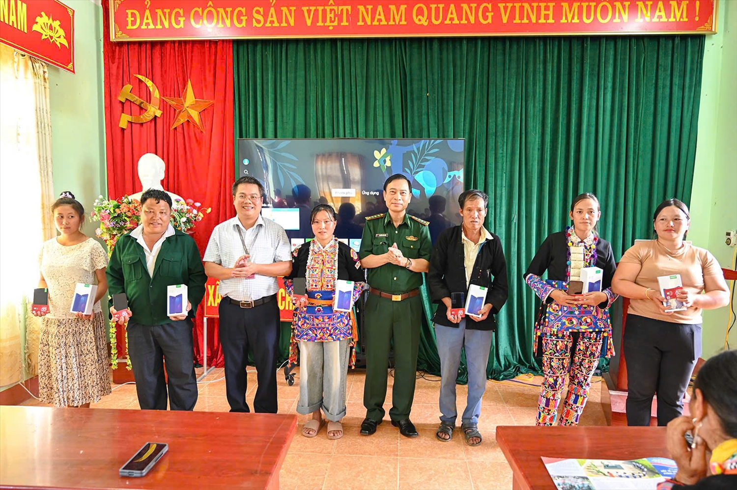 Chiến sĩ quân hàm xanh đưa công nghệ số đến với người dân vùng cao 1 Đại tá Nguyễn Văn Hưng, Chính ủy Ban Chỉ huy Bộ đội Biên phòng Lai Châu cùng đại diện Viettel Lai Châu trao tặng điện thoại thông minh kèm thẻ SIM cho người dân có hoàn cảnh khó khăn tại bản Sì Choang, xã Sì Lở Lầu