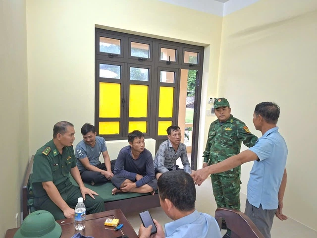 Các ngư dân được cứu tại đồn biên phòng đảo Trần