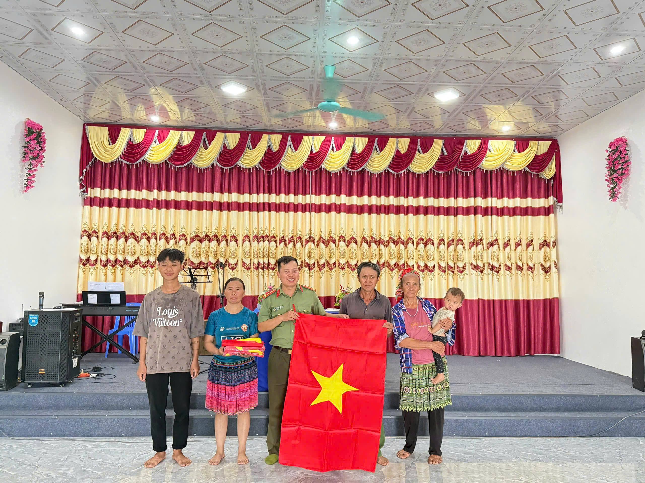 Công an xã trao tặng Cờ Tổ quốc cho các điểm nhóm sinh hoạt đạo Tin lành và các hộ gia đình tín đồ Tin lành trên địa bàn xã Văn Bàn (ảnh CTTĐT công an tỉnh Lào Cai )