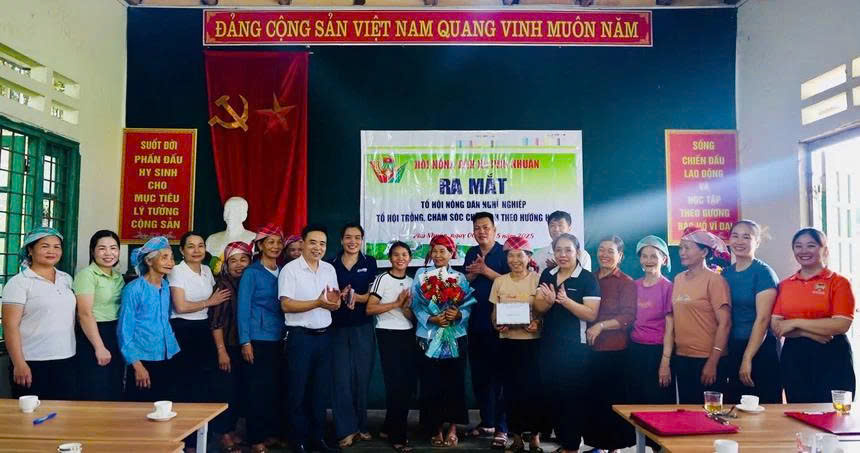 Ra mắt Tổ hội trồng và chăm sóc chè sạch theo hướng hữu cơ thôn Nhuần 1, xã Phú Nhuận. (Ảnh Phụ Nữ Việt Nam)