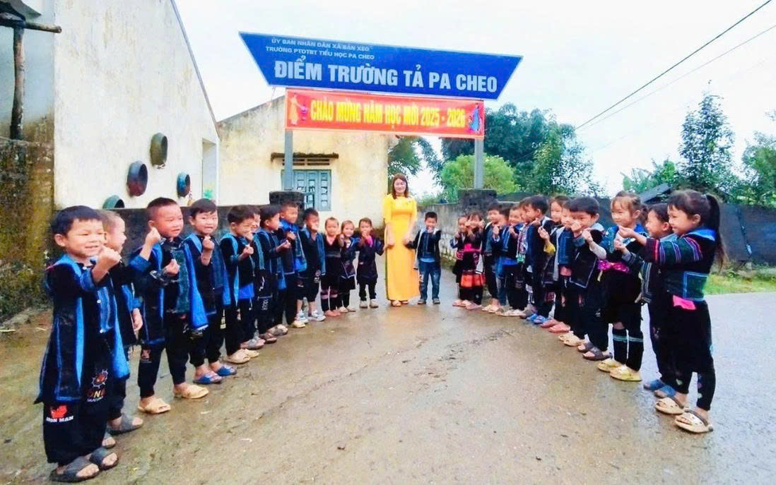 Các em học sinh dân tộc thiểu số hân hoan tựu trường. (Ảnh Phụ Nữ Việt Nam)