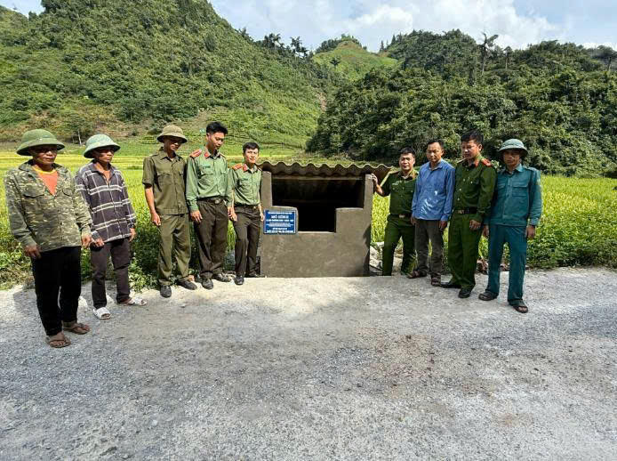 Ra mắt mô hình mô hình bể thu gom bao bì, thuốc bảo vệ thực vật, phân bón trên đồng ruộng (ảnh CTTĐT công an tỉnh Lào Cai )