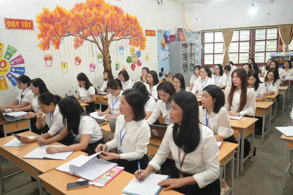 51 cán bộ, giáo viên nhà trường được truyền đạt phương pháp giảng dạy hiện đại, gắn với thực tiễn.