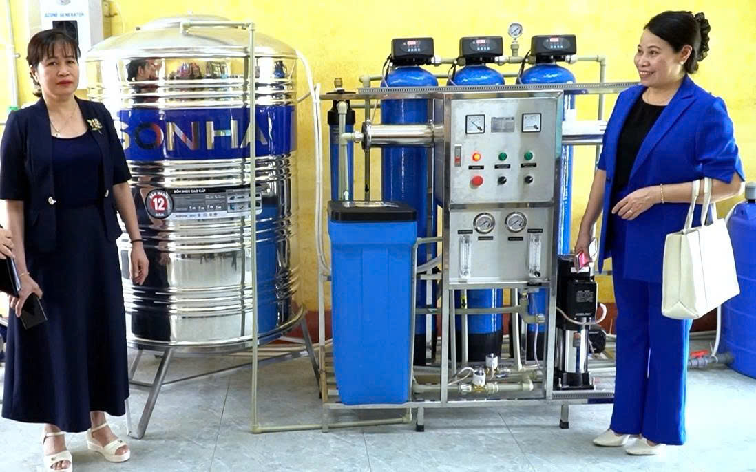 Bà Đinh Minh Hà, Chủ tịch Hội LHPN tỉnh Lào Cai (bên trái) trao tặng hệ thống máy lọc nước cho nhà trường