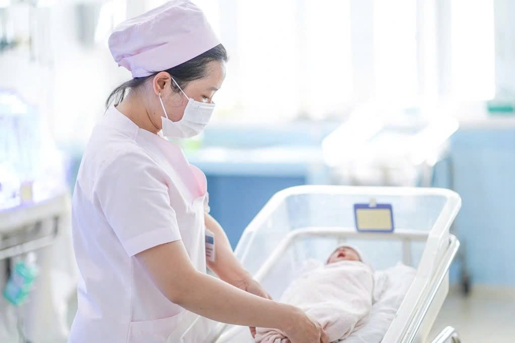 Bé trai con chị M. sau thời gian được chăm sóc đặc biệt đã ổn định sức khỏe (Ảnh: BV).