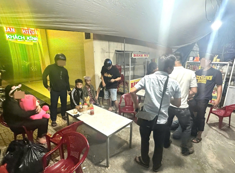 Giải cứu bé gái 13 tuổi bị lừa vay tiền rồi bán làm tiếp viên karaoke 2 Các trinh sát có mặt tại một quán ăn ở xã Nam Phước và khống chế các đối tượng, giải cứu nạn nhân.