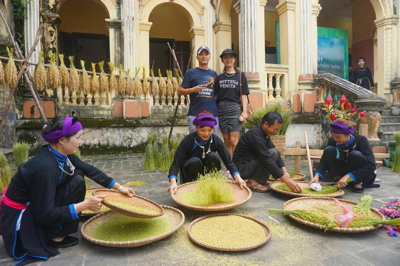 Bắc Hà sôi động Festival “Nghiêng say mùa thu” dịp Quốc khánh 2/9 8 Du khách có thể tự tay làm cốm khi đến với Bắc Hà