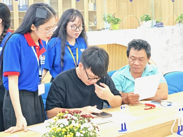 Phụ huynh và thí sinh đến trường ĐH tìm hiểu thông tin sau khi biết điểm chuẩn