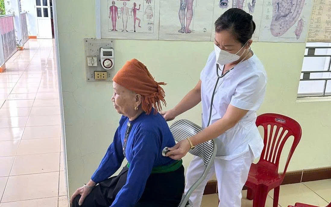 Khám sức khỏe miễn phí cho hàng trăm phụ nữ dân tộc thiểu số ở Lào Cai 7 Hàng trăm phụ nữ người dân tộc thiểu số ở tỉnh Lào Cai được khám, tư vấn, cấp phát thuốc miễn phí. (Ảnh Phụ Nữ Việt Nam)