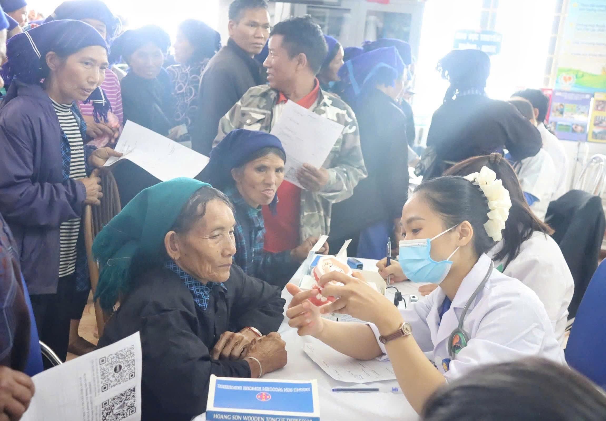 Khám sức khỏe miễn phí cho hàng trăm phụ nữ dân tộc thiểu số ở Lào Cai 9 Phụ nữ người dân tộc Hà Nhì ở xã Y Tý được các y, bác sĩ thăm khám. (Ảnh Phụ Nữ Việt Nam)
