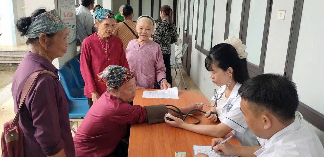 Khám sức khỏe miễn phí cho hàng trăm phụ nữ dân tộc thiểu số ở Lào Cai 12 Cán bộ Trung tâm Kiểm soát Bệnh tật tỉnh Lào Cai thăm khám bệnh cho người dân. (Ảnh Phụ Nữ Việt Nam)