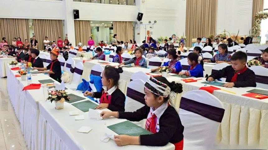 Các em học sinh dân tộc thiểu số tham gia diễn đàn. (Ảnh Phụ Nữ Việt Nam)